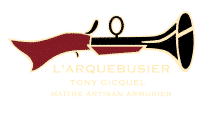 Arquebuse stylisée rouge et or, logo de L'Arquebusier Tony Gicquel, Maître Artisan Armurier. Représente l'artisanat d'armes anciennes.