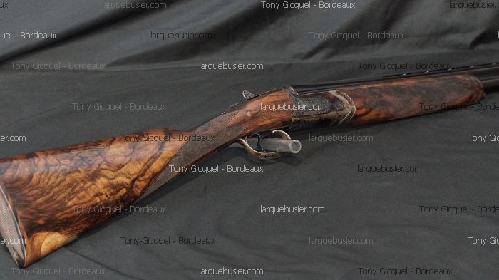 Fusil Chasse Luxe - Crosse Bois Figurée - Tony Gicquel Fusil chasse luxe, crosse noyer figuré, platine gravée. Artisan armurier Tony Gicquel - Bordeaux, larquebusier.com.