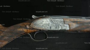 Fusil de chasse Tony Gicquel - Bordeaux, avec crosse bois luxueuse et gravures fines d'oiseaux en vol. Site larquebusier.com.