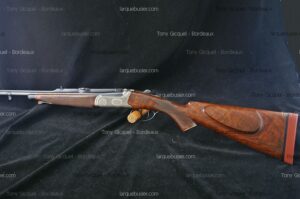 Fusil de chasse haut de gamme, crosse bois foncé et platine métal gravée. Filigranes Tony Gicquel - Bordeaux, larquebusier.com.