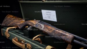 Fusil de chasse de luxe démonté, bois veiné et gravures. Présenté dans son étui vert. Carte Tony Gicquel, Maître d'Armes, Bordeaux.