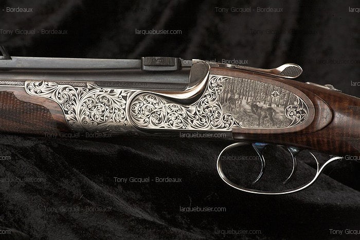 Détail d'un fusil de chasse finement gravé avec rinceaux, scène de cerfs en forêt et double détente. Tony Gicquel - Bordeaux, larquebusier.com.