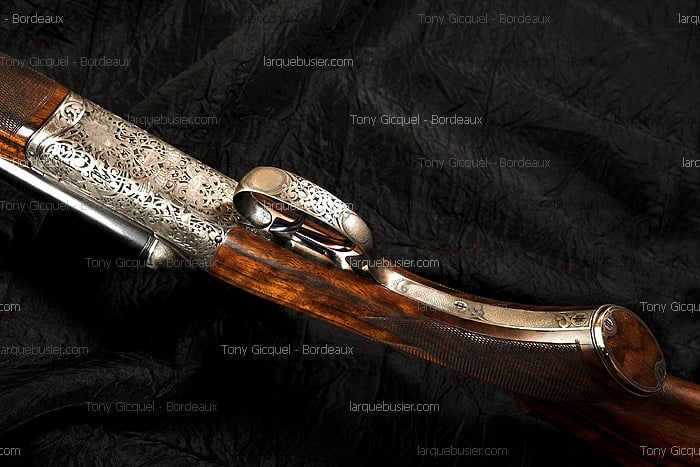 Fusil de chasse luxe, culasse finement gravée argent, crosse en bois précieux. Watermarks: Tony Gicquel - Bordeaux, larquebusier.com.
