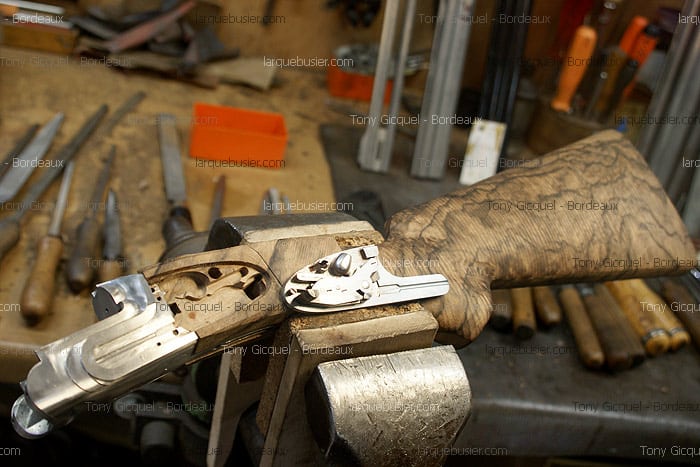 Fusil en fabrication: crosse bois, mécanismes métal dans étau. Outils. © Tony Gicquel - Bordeaux, larquebusier.com.