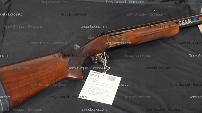 Fusil superposé Browning B525 Sporter Black Edition calibre 12/70 en bois sombre, canon noir marqué "TEAM", étiquette 2 500,00 €.