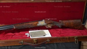 Fusil de chasse Browning Superposed, gravé de canards dorés, dans son luxueux étui en velours rouge, avec accessoires.