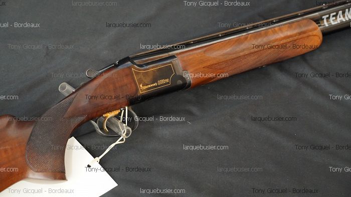 Fusil superposé Browning Ultra avec crosse et devant en bois, détente dorée. Inscription 'TEAM' sur le canon.