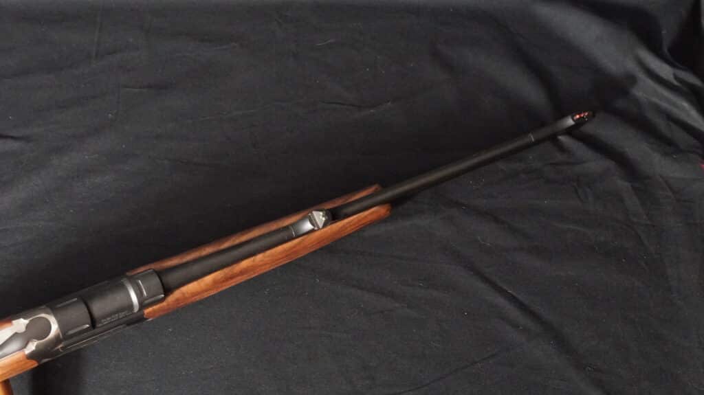 Carabine Marlin Mod. 336 calibre 30-30 Win avec canon noir, crosse bois, hausse et guidon fibre optique rouge sur fond noir.