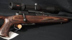 Carabine à verrou Minox Premier 25 T, fabriquée en Allemagne, avec crosse en bois foncé et lunette de visée Minox montée.