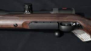 Fusil Mauser M 25 calibre 308 W, crosse bois lamellé-collé, avec lunette. L'étiquette indique "ARME NEUVE, canon 51 cm".