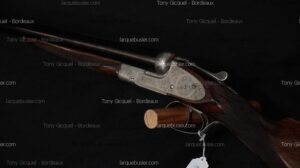 Fusil de chasse juxtaposé ancien, platine en acier finement gravé, crosse en bois poli foncé. Watermarks: Tony Gicquel - Bordeaux, larquebusier.com.