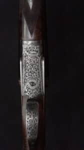 Fusil ancien finement gravé en argent. Motifs floraux, nom 'T. GICQUEL' et devise latine 'TEMPORIS PROGRESSUS OPERIS RELIQUIAS'.