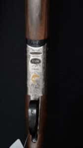 Récepteur de fusil de chasse FAIR Classic en métal gravé. Motifs floraux, oiseaux dorés, et bois élégant. Fabrication italienne.