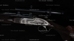Fusil de chasse haut de gamme avec lunette de tir, culasse finement gravée d'un cerf et motifs floraux. Texte: Tony Gicquel - Bordeaux, larquebusier.com.