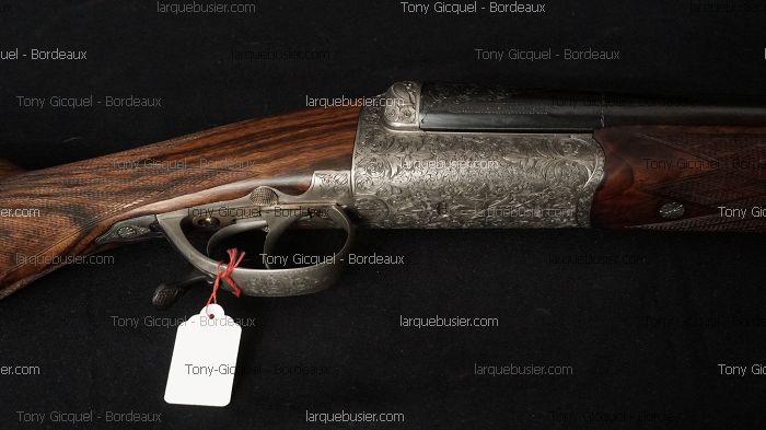 Fusil de chasse de luxe avec crosse en bois veiné et boîtier de culasse finement gravé. Vendu par Tony Gicquel - Bordeaux, larquebusier.com.