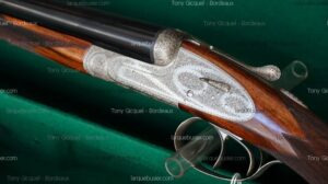 Fusil de chasse luxueux, gravures fines sur platines argentées, crosse en bois veiné. Tony Gicquel - Bordeaux, larquebusier.com.