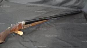 Fusil de chasse juxtaposé ancien. Crosse et devant bois, platines jaspées et gravées. Vu sur larquebusier.com, Tony Gicquel - Bordeaux.