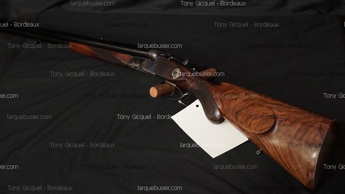Fusil de chasse juxtaposé ancien en bois veiné et canons foncés. Informations sur l'image: larquebusier.com, Tony Gicquel - Bordeaux.