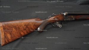 Fusil de chasse juxtaposé avec crosse en noyer ondé et platines jaspées. Marqué Tony Gicquel - Bordeaux, larquebusier.com.