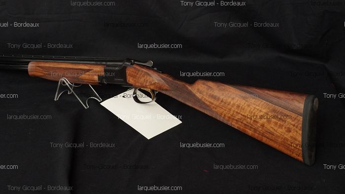 Superbe fusil de chasse superposé, bois veiné, détente dorée. Marquages "Tony Gicquel - Bordeaux" et "larquebusier.com".
