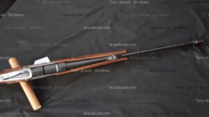 Carabine à verrou, canon noir, culasse métallique sur supports bois. Détail guidon rouge. Tony Gicquel - Bordeaux, larquebusier.com.