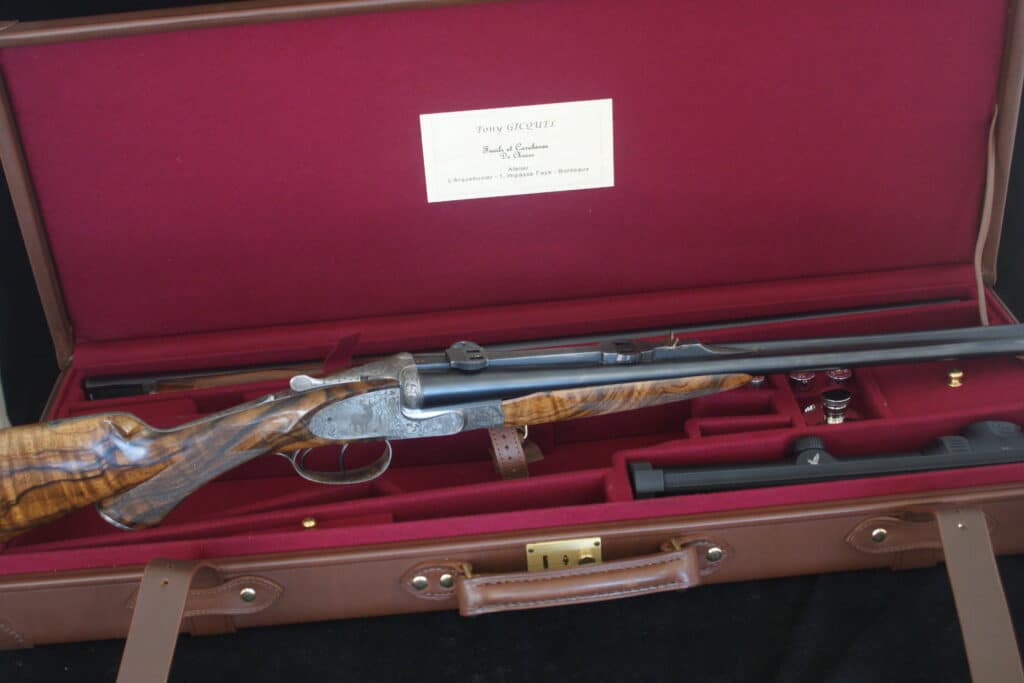 Fusil de chasse de luxe Tony Gicquel (L'Arquebusier, Bordeaux), crosse bois, gravures, dans étui cuir rouge.