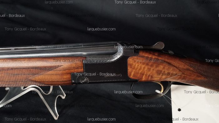 Fusil superposé en bois précieux et métal sur support, avec marquages Tony Gicquel - Bordeaux et larquebusier.com.