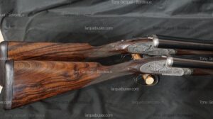 Deux fusils de chasse superposés de luxe, crosse en noyer figuré, finement gravés. Marqué Tony Gicquel - Bordeaux, larquebusier.com.